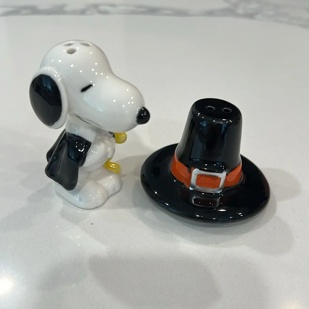 Cute.🎃 Pilgrim Snoopy Salt & Pepper